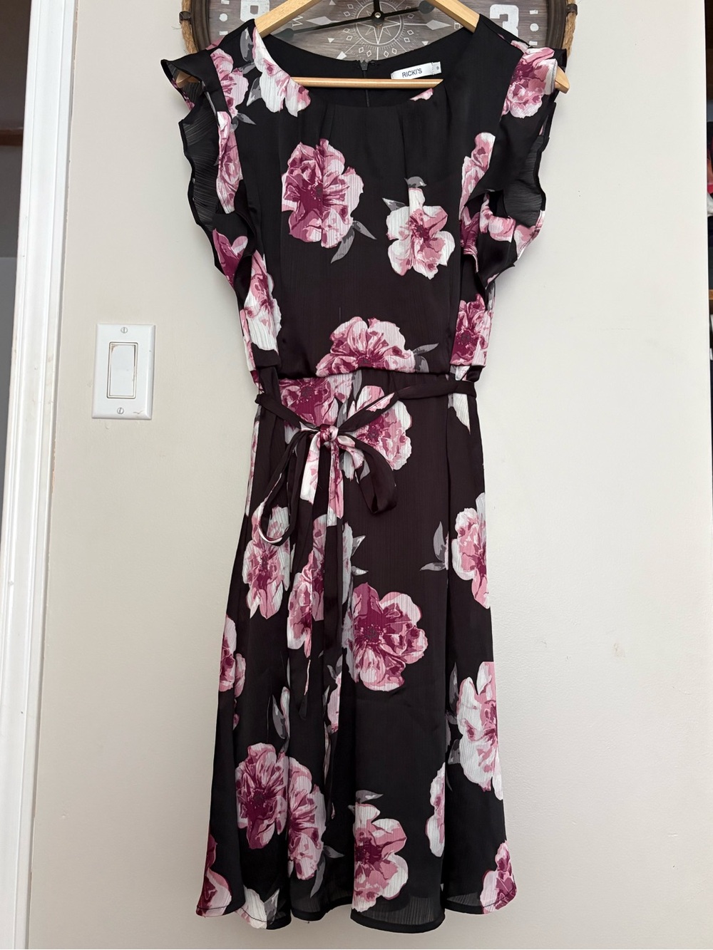 Formal floral knee length dress - Picture 2 of 3